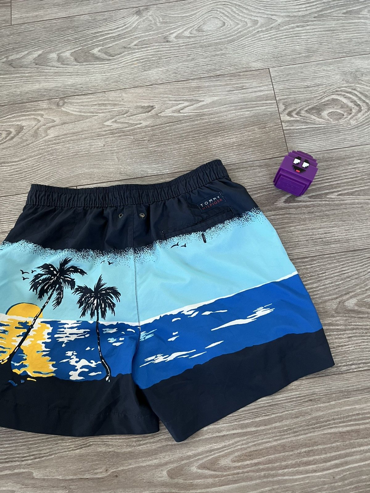 Tommy Hilfiger Tommy Hilfiger Overprinted Bahama Beach Swimming Shorts Size US 30 / EU 46 - 17 Thumbnail