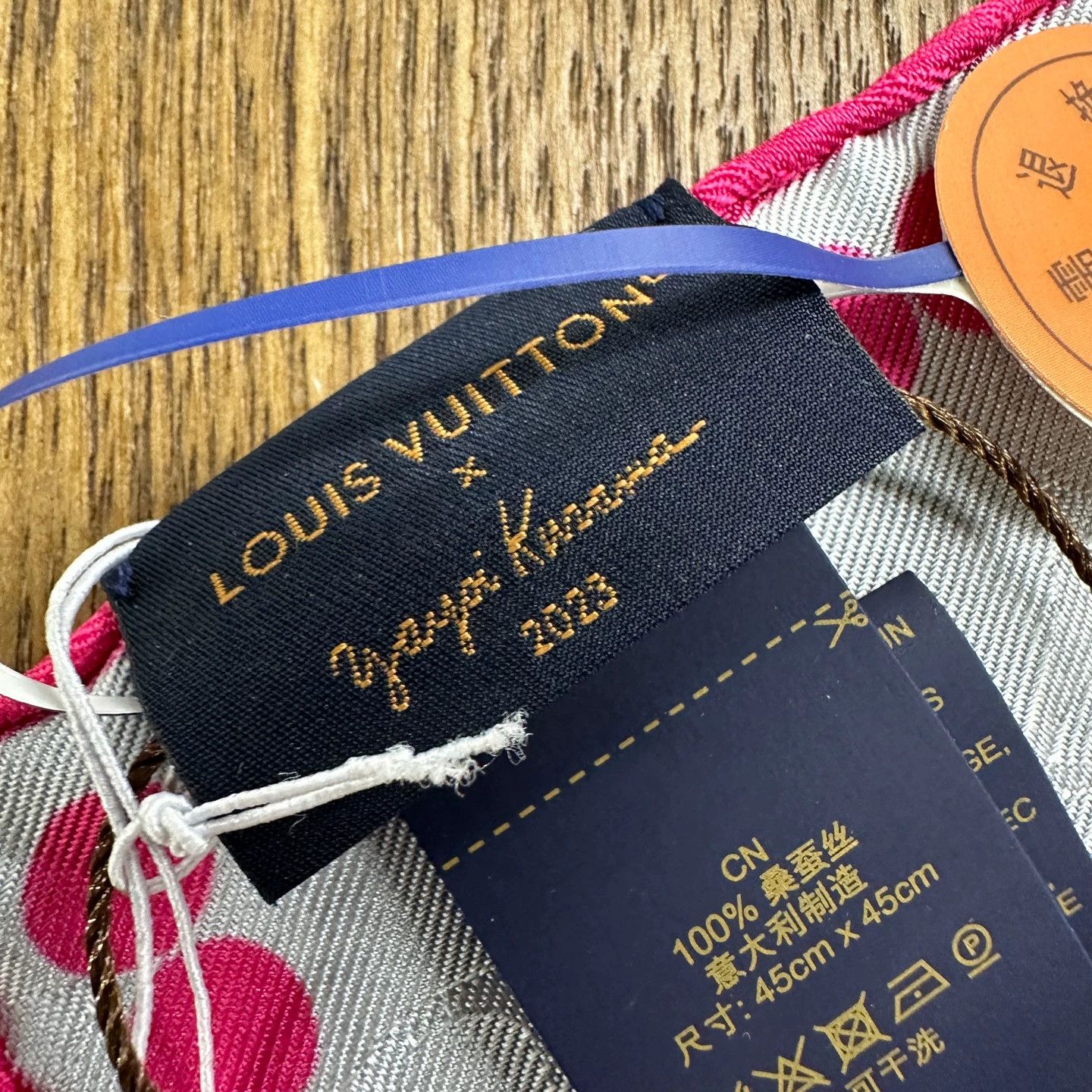 Louis Vuitton Yayoi Kusama x Louis Vuitton Polka Dot Floral Scarf Size ONE SIZE - 4 Thumbnail