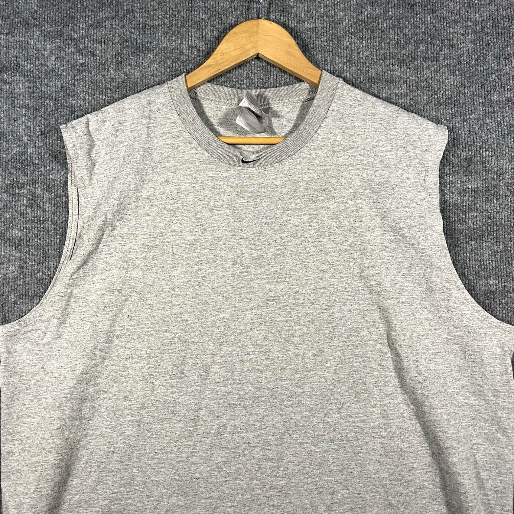 Nike VINTAGE Nike Shirt Mens XL Gray Sleeveless Center Embroidered Swoosh Logo Y2K Size US XL / EU 56 / 4 - 2 Thumbnail