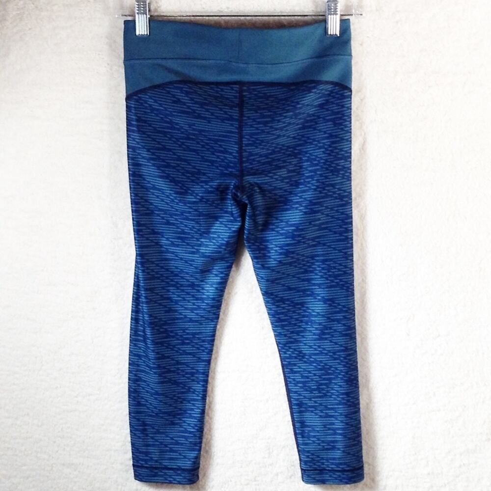 Under Armour Under Armour Womens S HeatGear Capri Leggings Health Goth Cy Size 27" / US 4 / IT 40 - 8 Thumbnail
