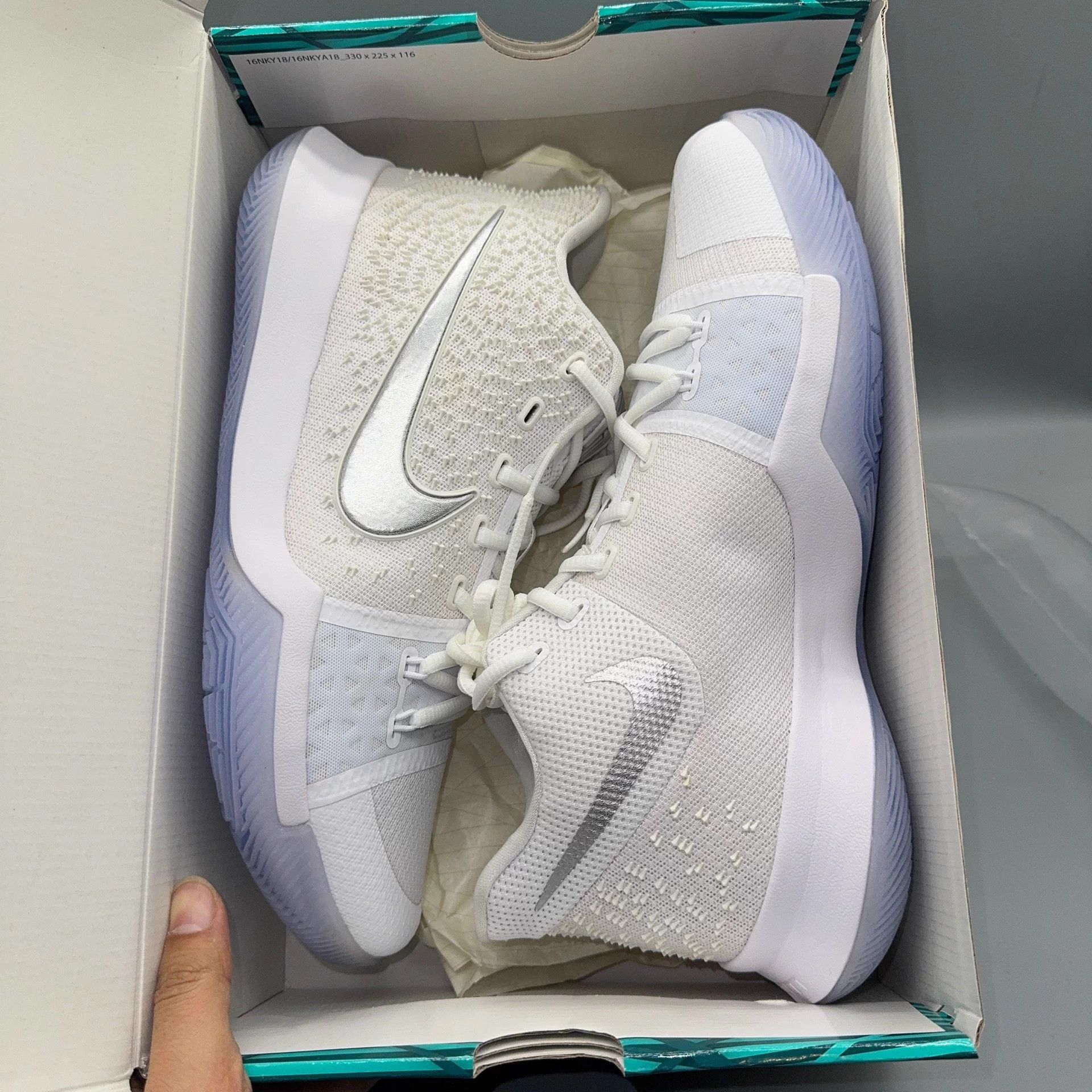 Nike Nike Kyrie 4 White 44 Size US 11 / EU 44 - 4 Thumbnail