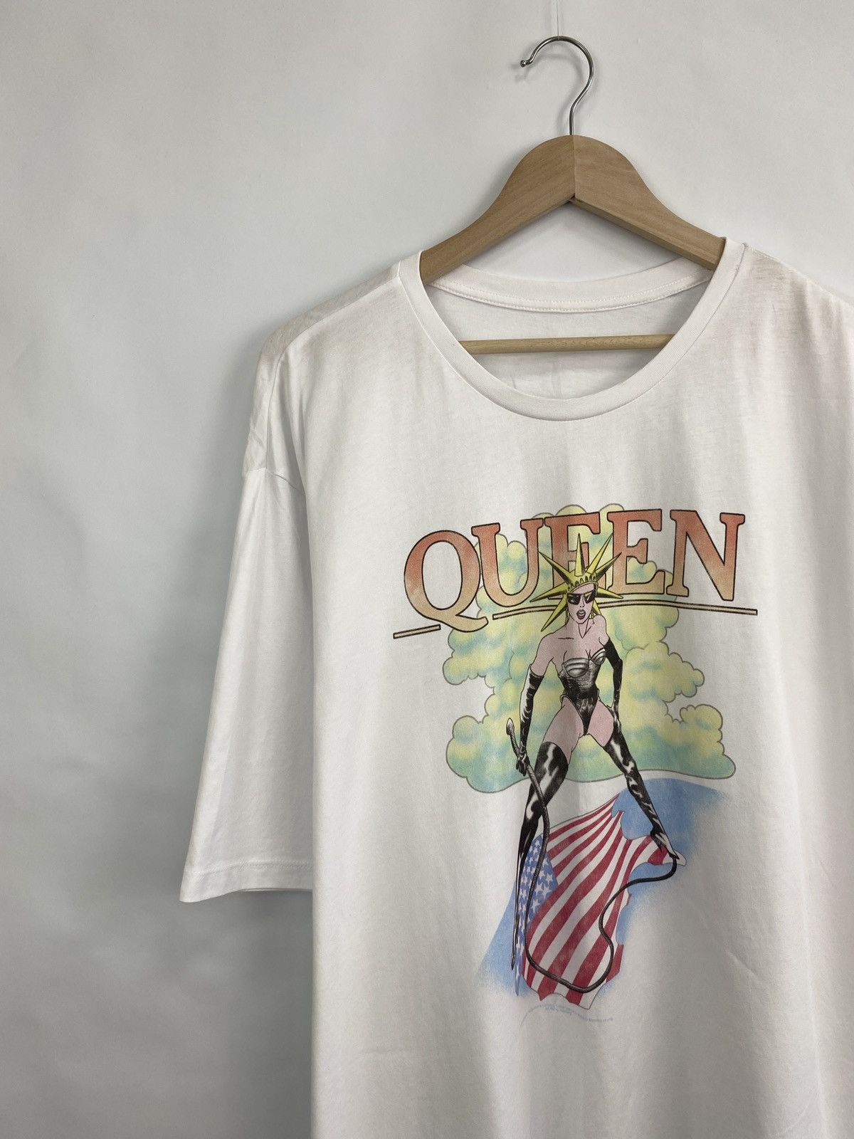 Band Tees 🇺🇸 Vintage Queen Sexy Girl Rock T-Shirt Alan Aldridge Size US XXL / EU 58 / 5 - 2 Thumbnail