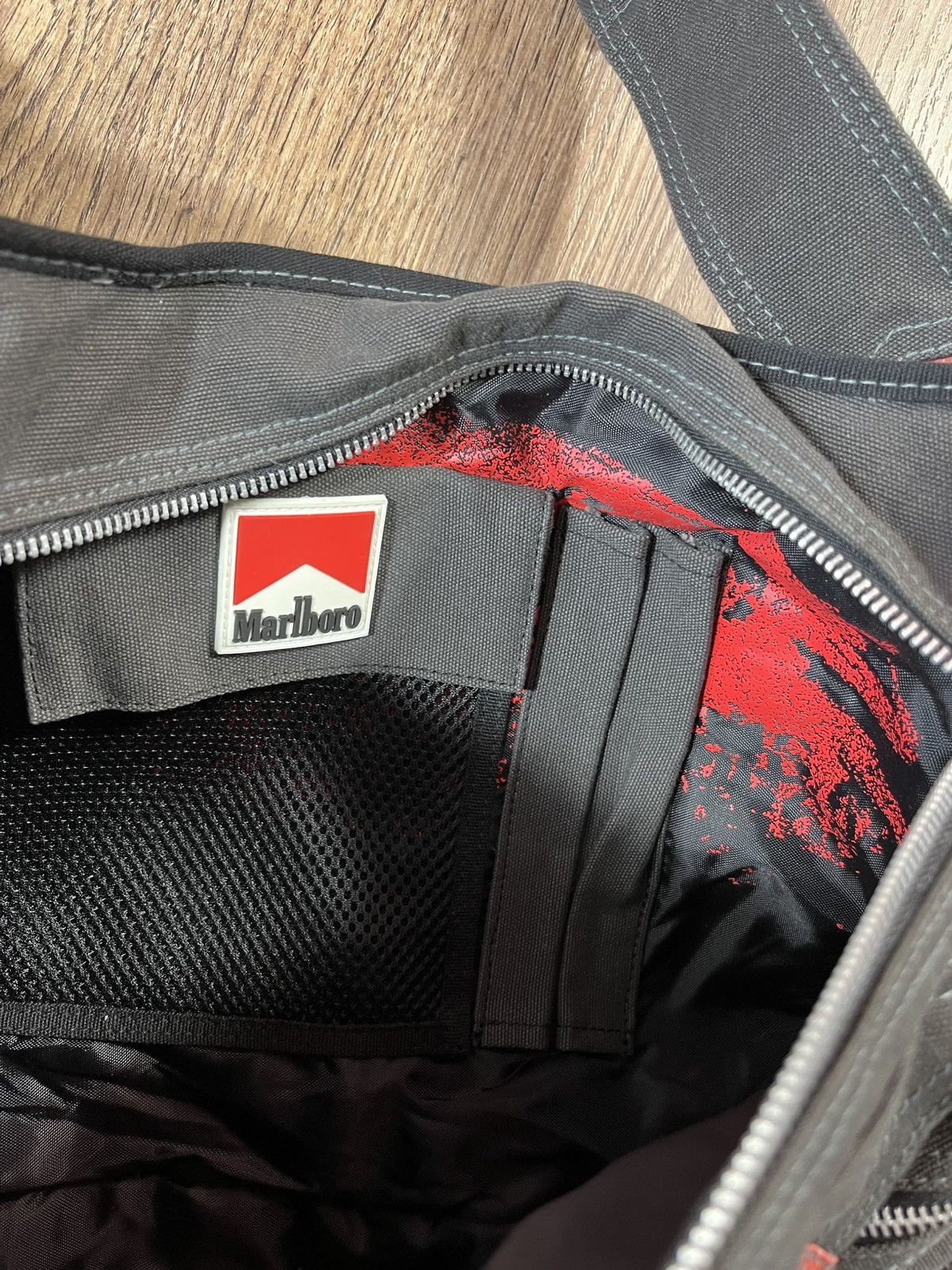 Marlboro × Vintage Vintage Marlboro Y2K Zip Sling Bag Crossbody Archive Size ONE SIZE - 11 Thumbnail