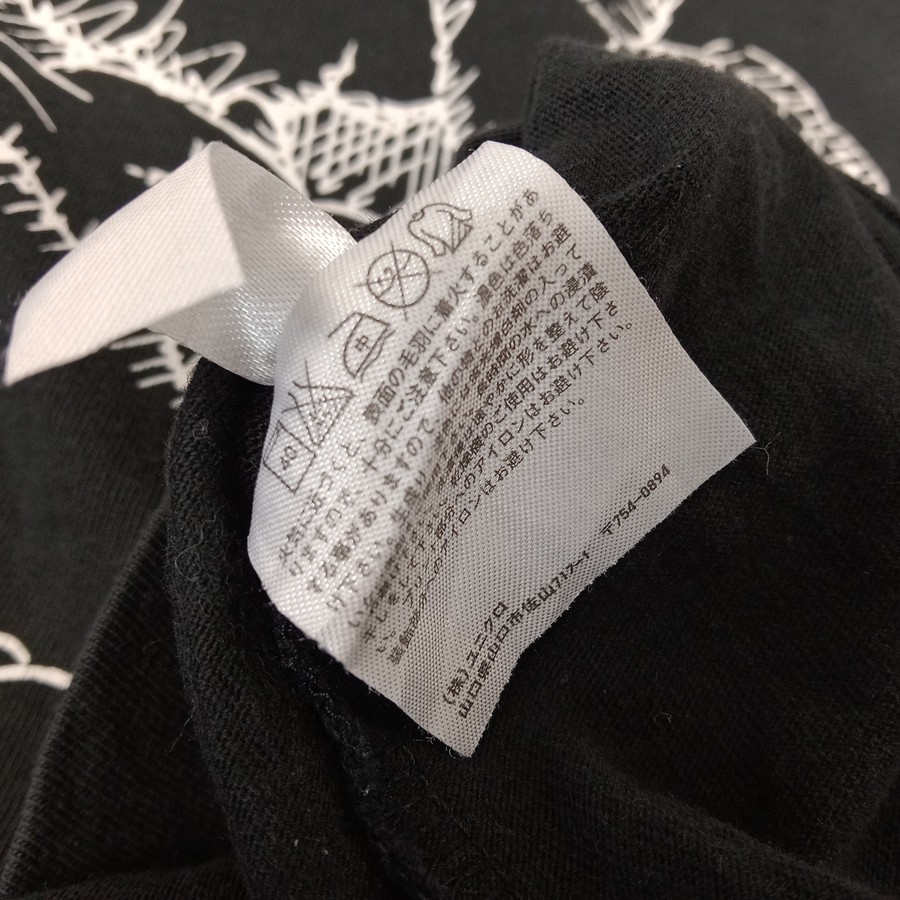 Kaws × Uniqlo Kaws x Japanese Brand Streetwear Big Print Design Tshirt Size US XL / EU 56 / 4 - 10 Thumbnail