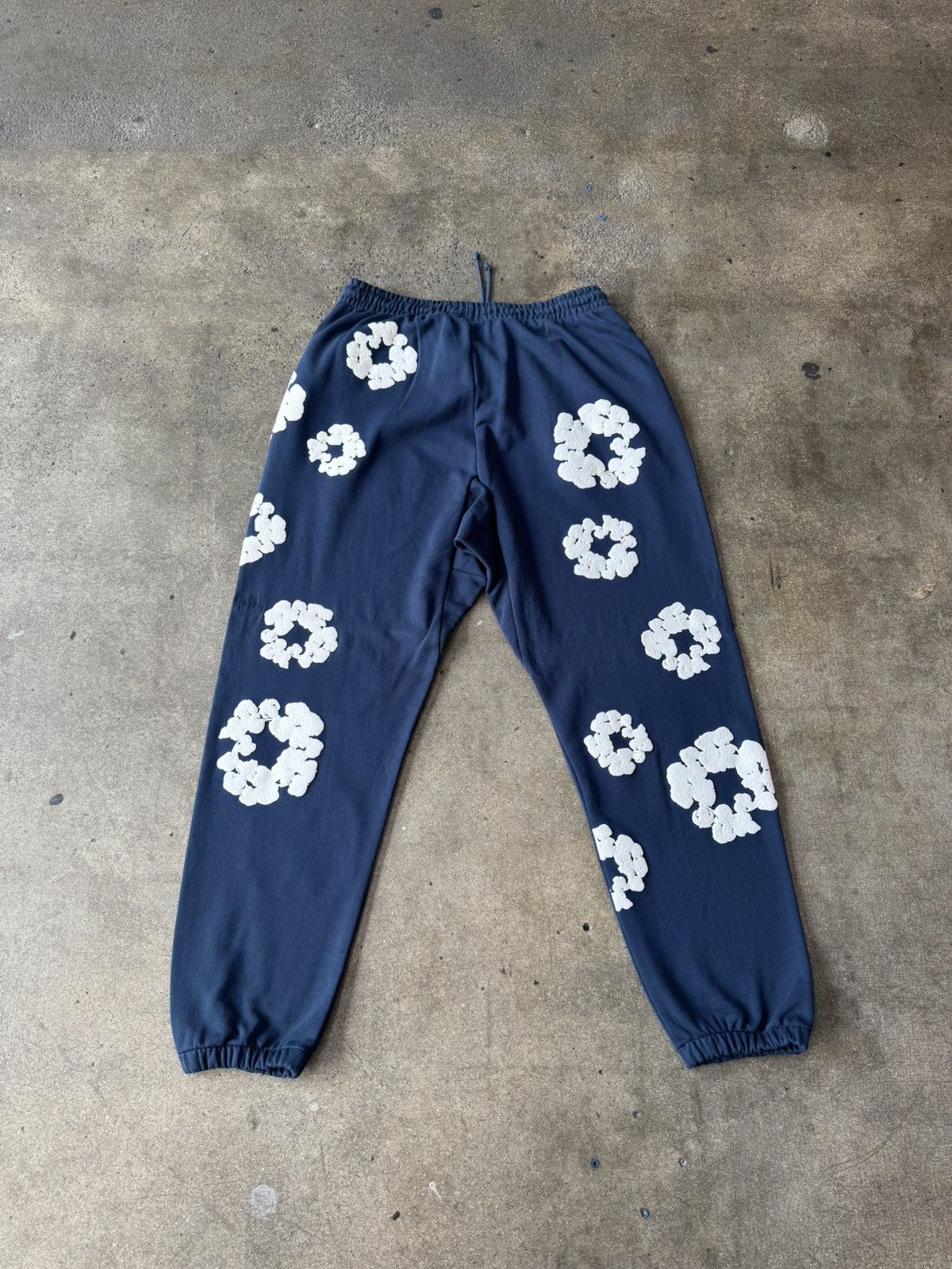 DENIM TEARS DENIM TEARS COTTON WREATH SWEATPANTS NAVY Size US 40 / EU 56 - 2 Thumbnail