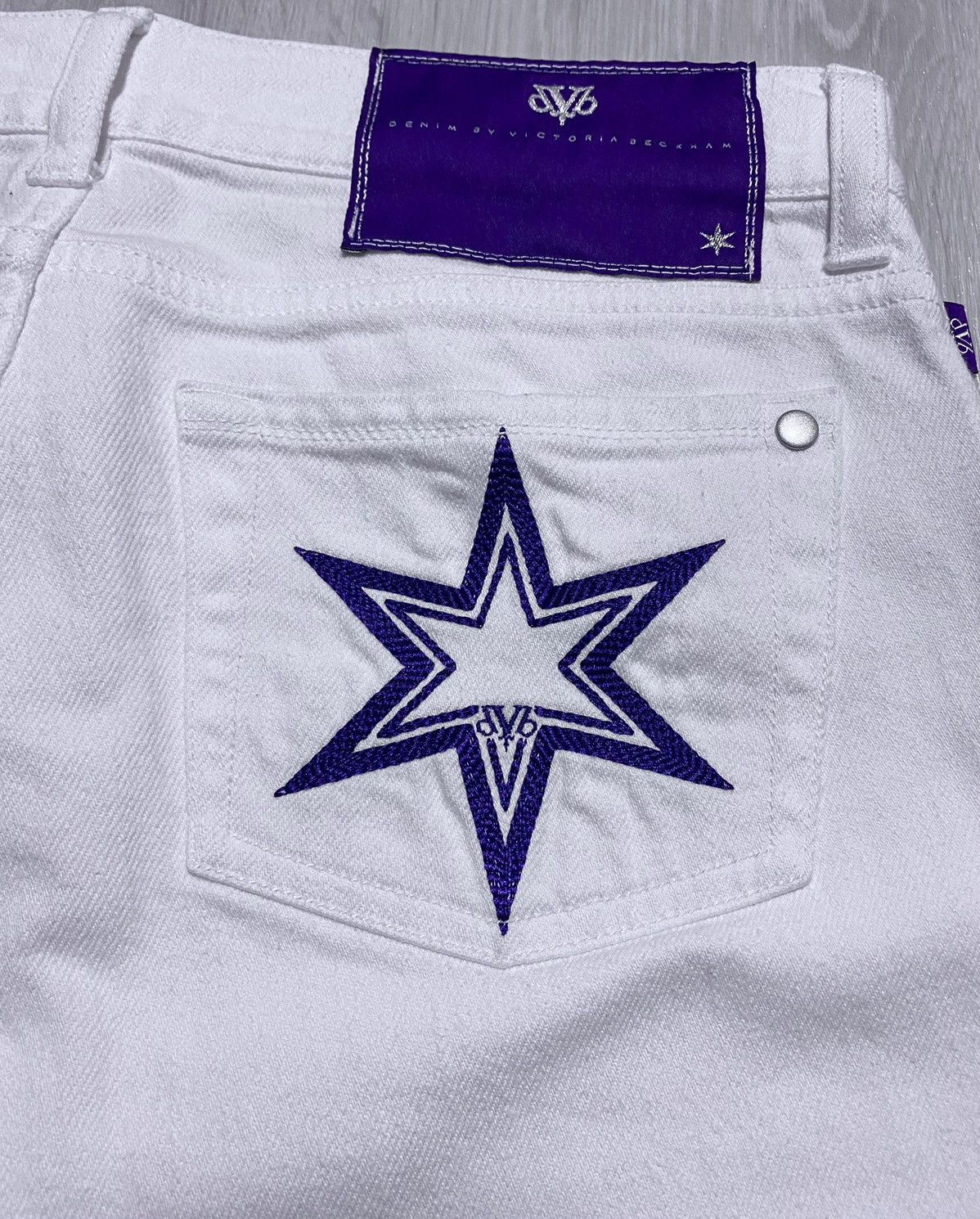 Victoria Beckham Victoria Beckham White Flared Jeans Denim Embroidered Logo Size 27" / US 4 / IT 40 - 25 Thumbnail