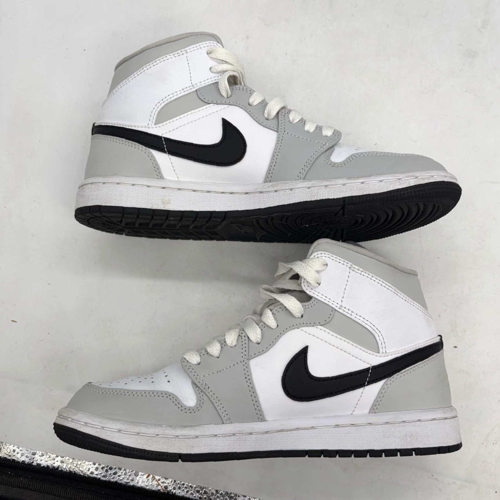 Jordan Brand Nike Air Jordan 1 Mid Light Smoke Grey Fog BQ6472-015 Size 7 Women's 5.5 Men Size US 7 / IT 37 - 3 Thumbnail