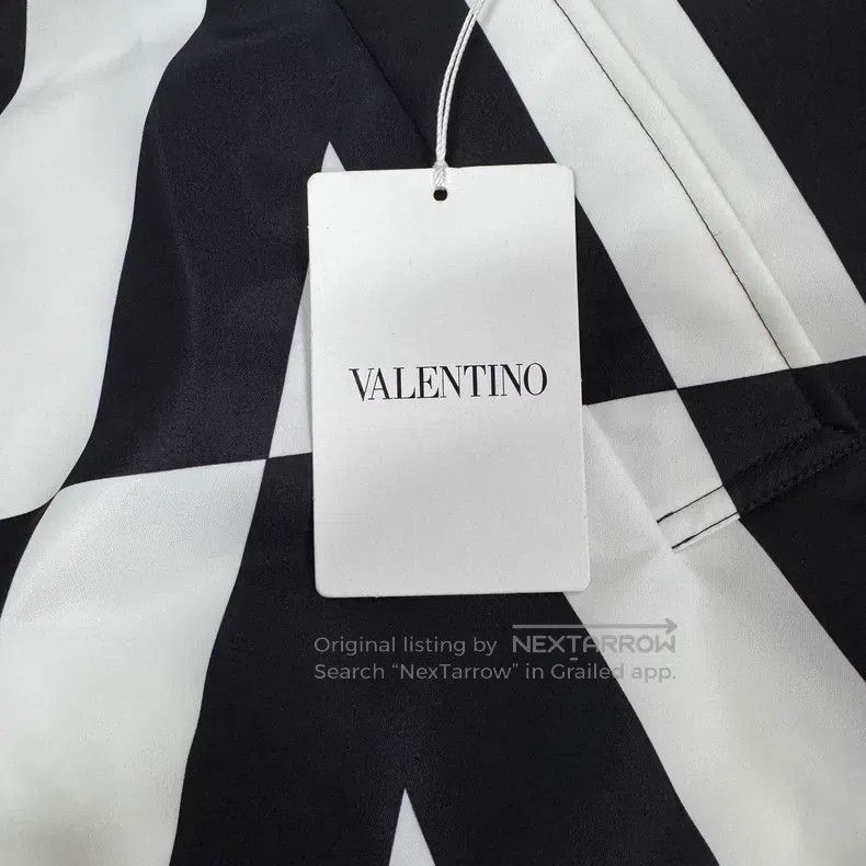Valentino Valentino Wear a down jacket with a large logo printed on Size US M / EU 48-50 / 2 - 5 Thumbnail