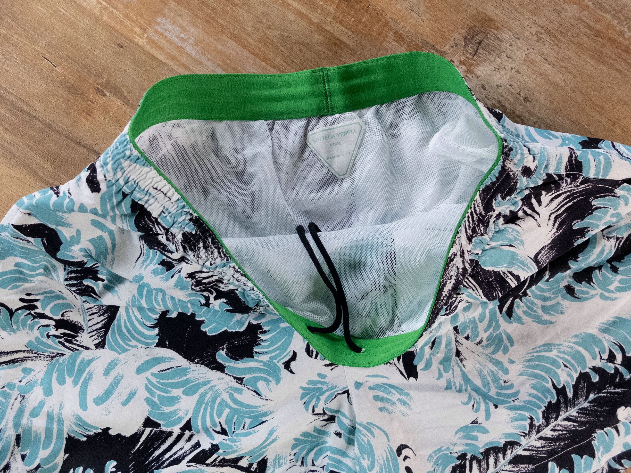Bottega Veneta BOTTEGA VENETA white feather print nylon swim shorts Medium Size US 32 / EU 48 - 4 Thumbnail