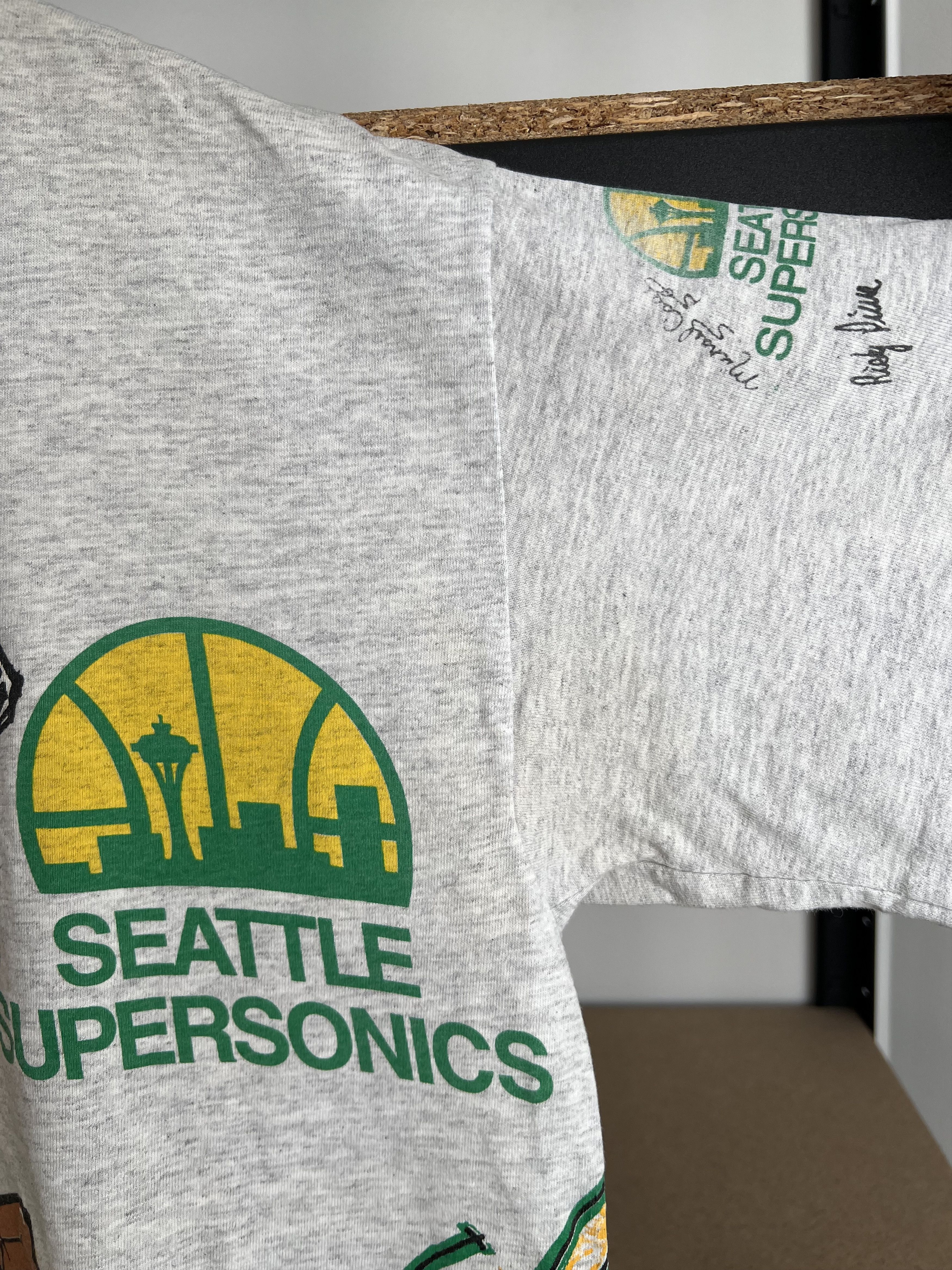 NBA Vintage 90s Seattle Supersonics NBA Gray T-shirt Size US M / EU 48-50 / 2 - 11 Thumbnail