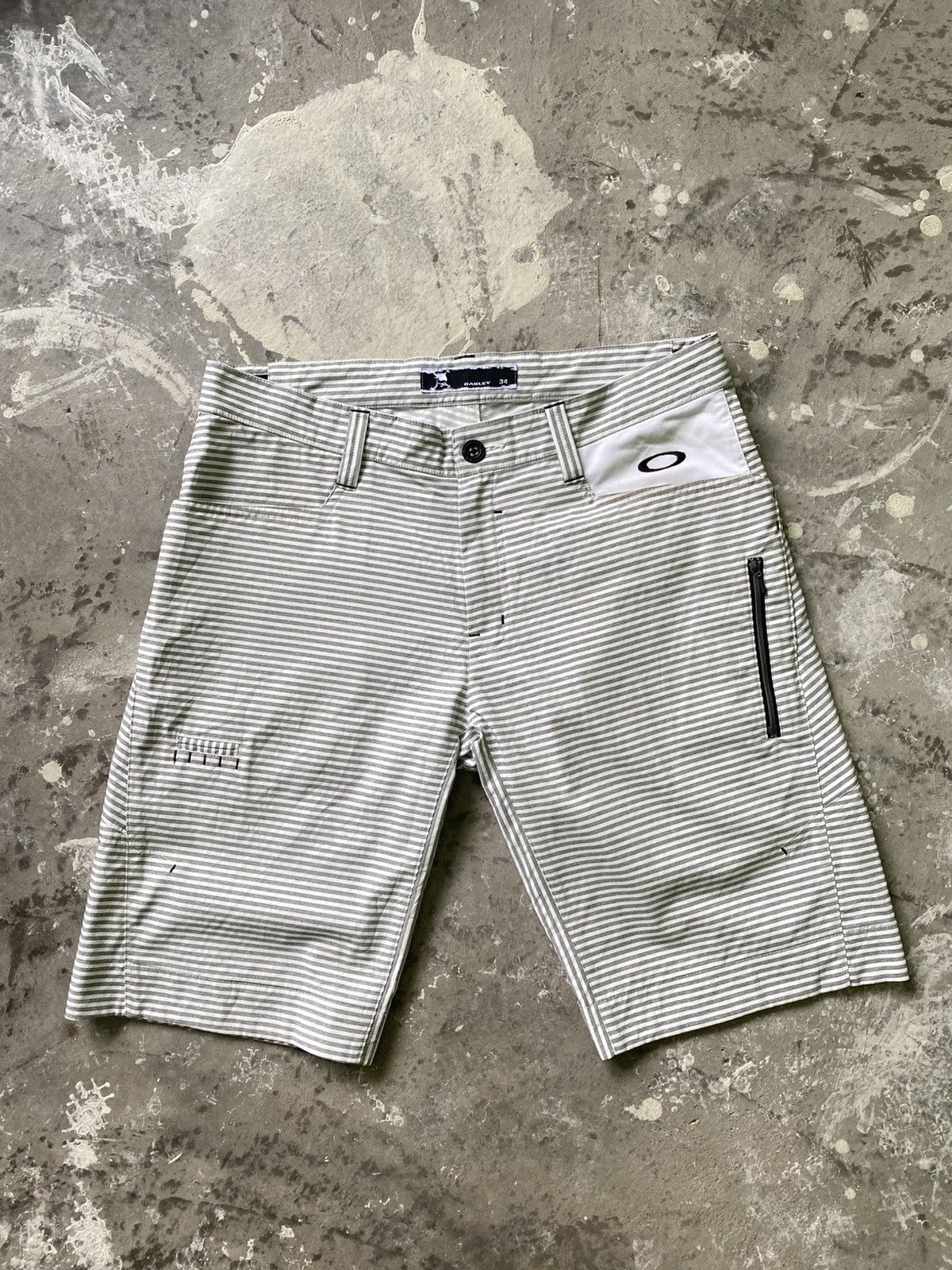 Oakley × Vintage Vintage Oakley Stripe Short Pants Size US 34 / EU 50 - 1 Thumbnail