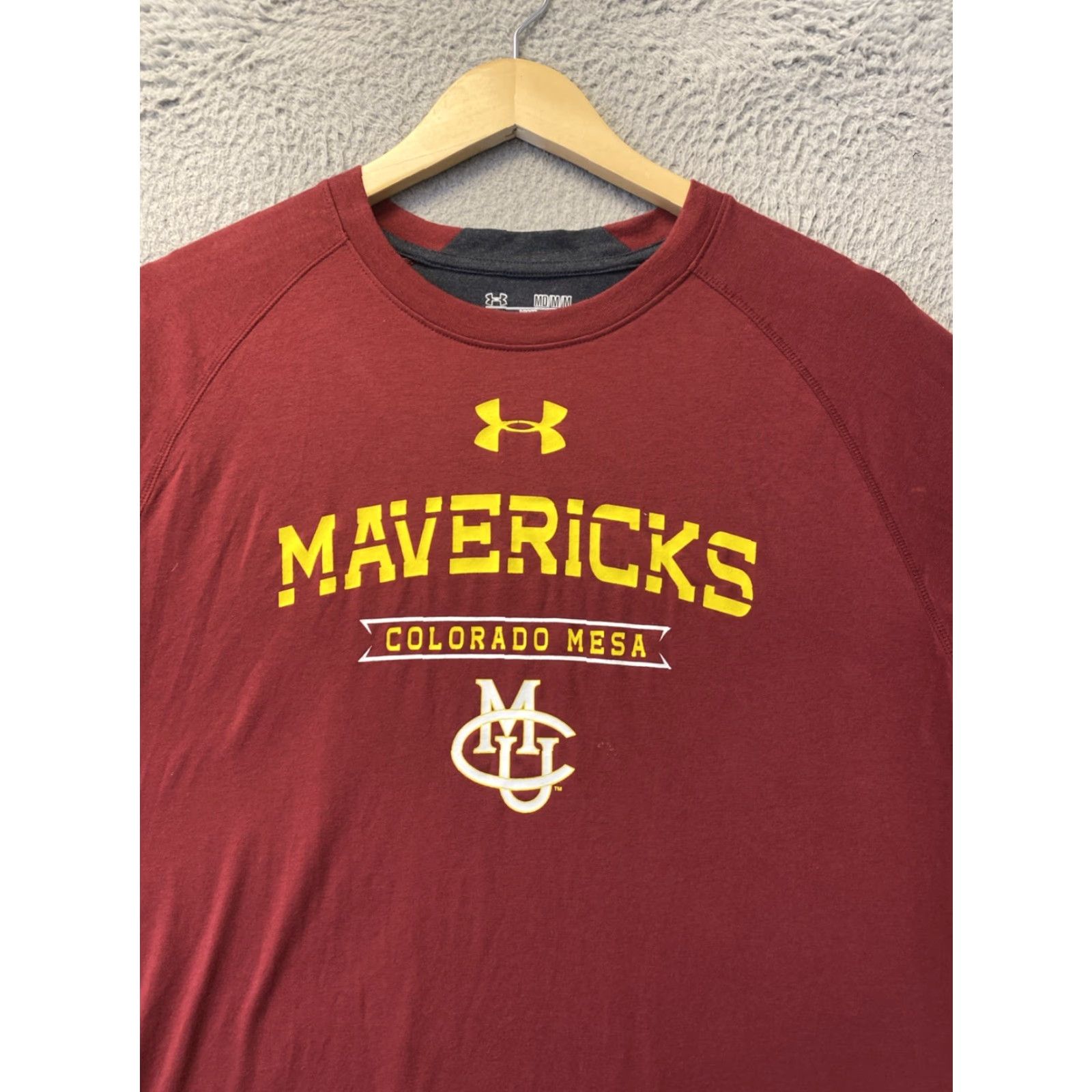 Under Armour VINTAGE? Under Armour Mavericks T Shirt M Mens Burgundy HeatGear Crew Neck Short Sleeve Maroon 14641 Men Size US M / EU 48-50 / 2 - 2 Thumbnail