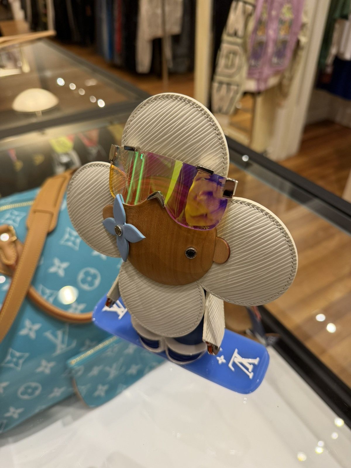 Louis Vuitton Louis Vuitton Snowboard Vivienne Figurine Size ONE SIZE - 3 Thumbnail