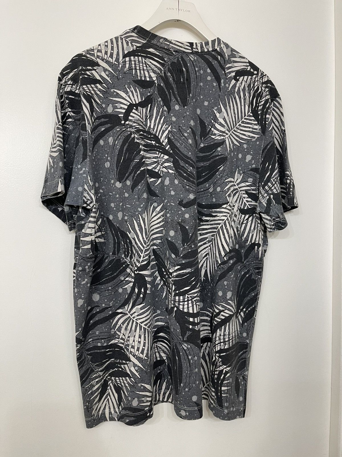 Jordan Brand Air Jordan Floral pattern T-Shirt Black/Grey/White sz Large Size US L / EU 52-54 / 3 - 2 Thumbnail