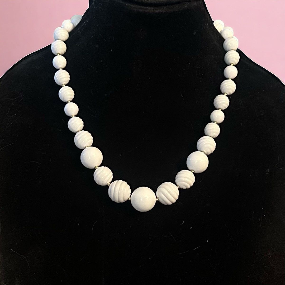 Vintage Vintage white lucite bead necklace Size ONE SIZE - 1 Thumbnail
