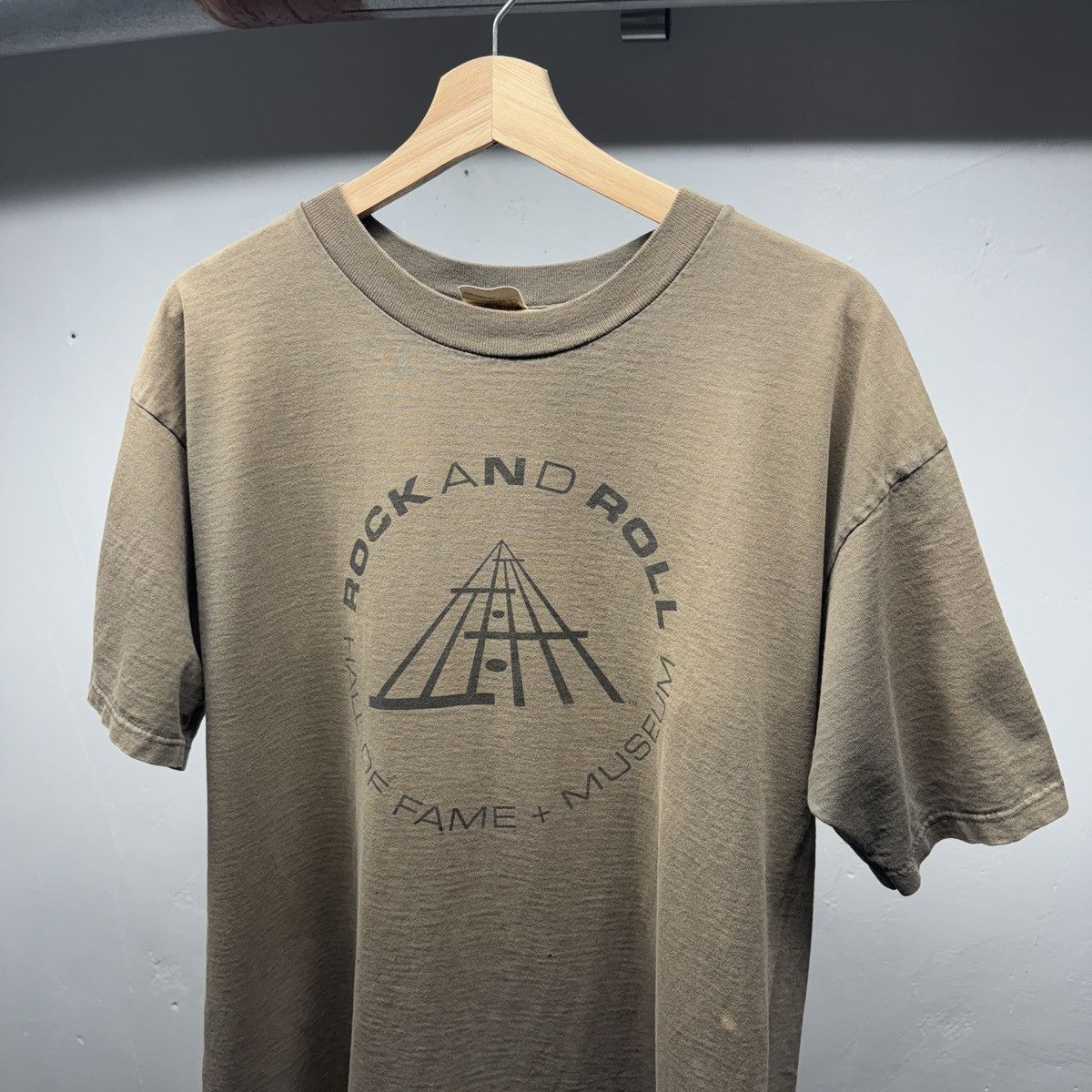 Vintage Thrashed Distressed Rock & Roll Museum Shirt ERD Grunge Size US XL / EU 56 / 4 - 4 Thumbnail
