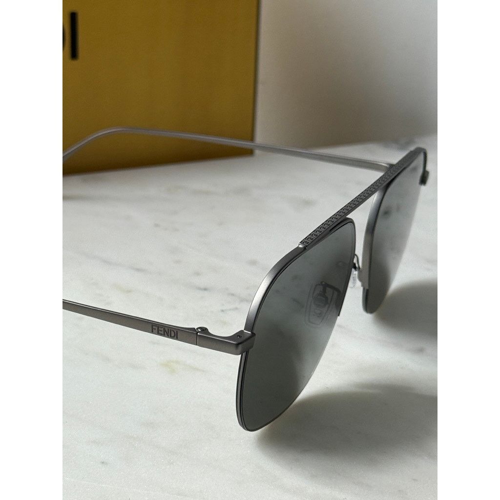 Fendi NEW Fendi FE40005U Silver Mirror Aviator Unisex Sunglasses Size ONE SIZE - 4 Thumbnail