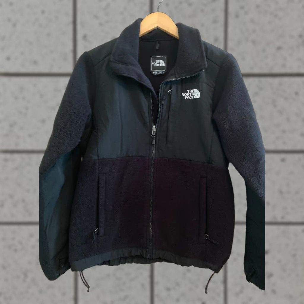 The North Face VINTAGE The North Face Women's Black Fleece zip up Jacket Size S/P GUC Size S / US 4 / IT 40 - 1 Thumbnail