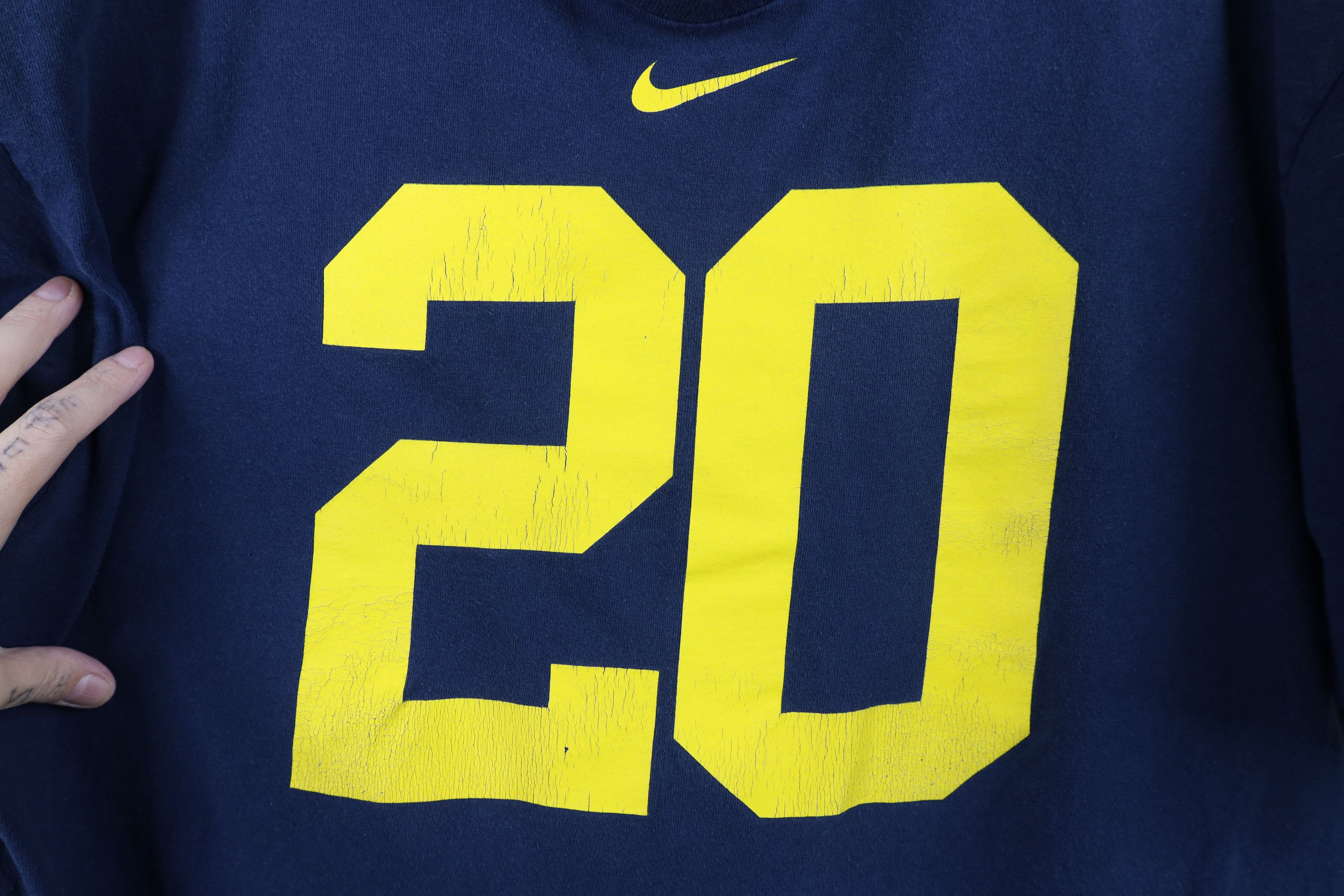 Nike Vintage Nike Swoosh University Michigan Football T-Shirt Size US L / EU 52-54 / 3 - 5 Thumbnail