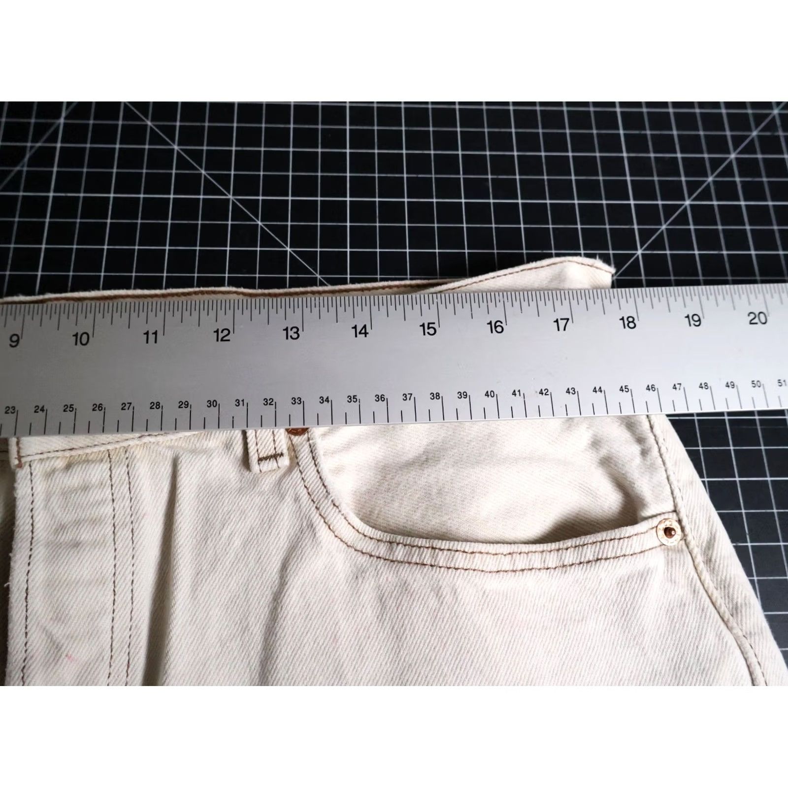 Levi's VINTAGE Levi's 501 Jeans Mens 34 x 29 Ivory Denim 90s Grunge Retro 1996 VTG Jeans Mens Regular Straight 5-Pocket Design Size US 35 - 5 Thumbnail