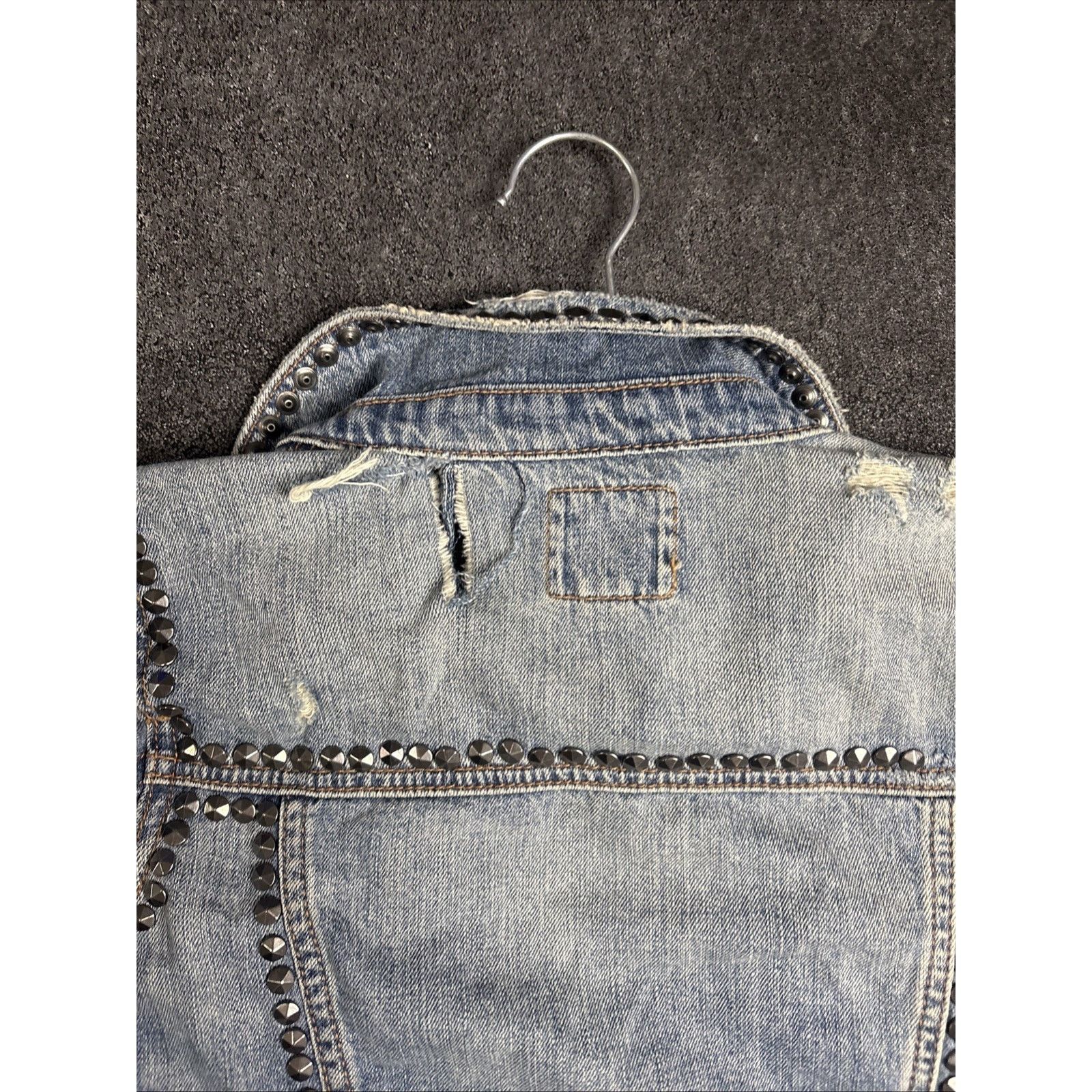 American Eagle Outfitters American eagle Studded jean jacket Size XS Distressed Denim Size S / US 4 / IT 40 - 12 Thumbnail