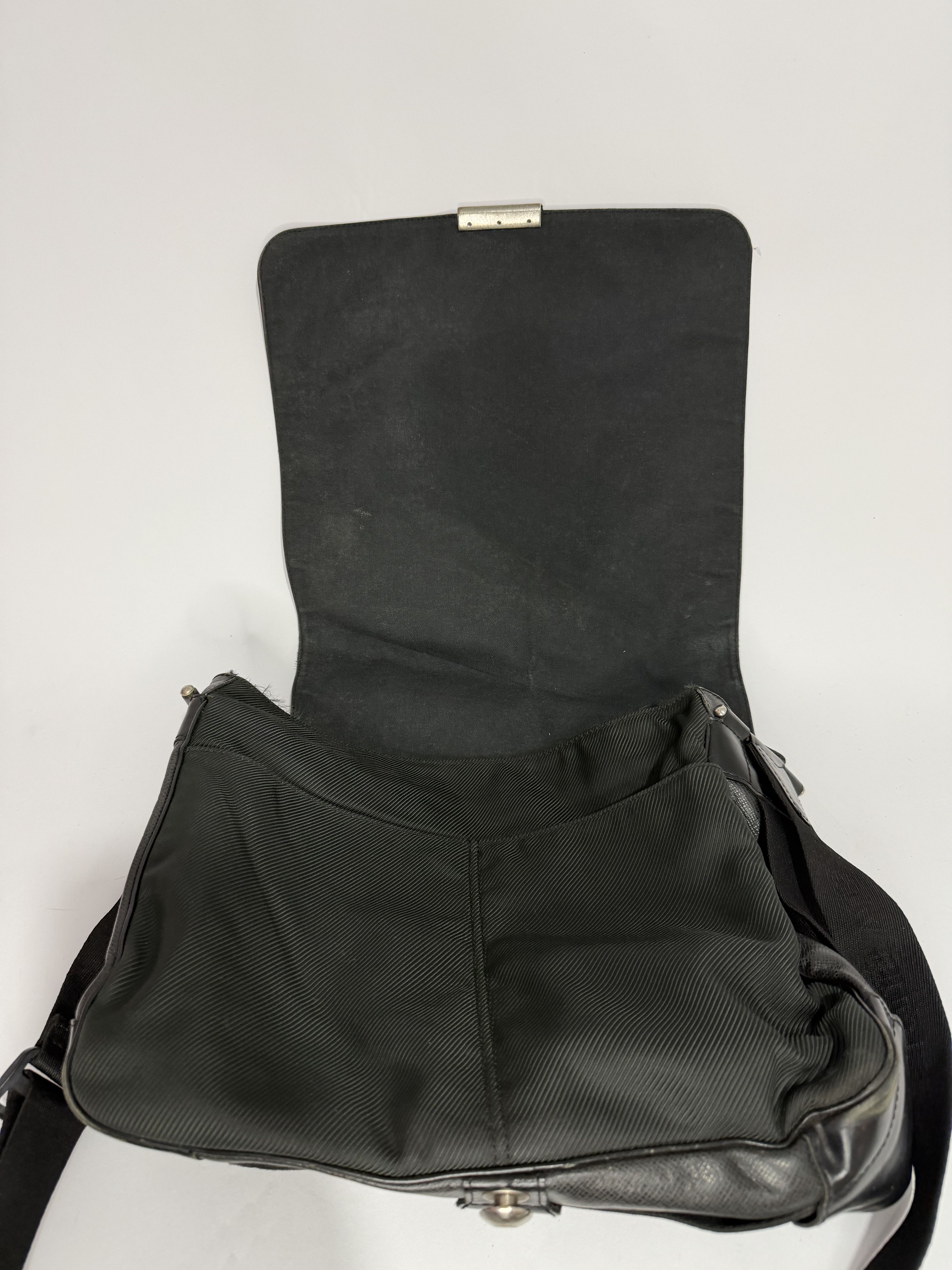 Louis Vuitton LOUIS VUITTON Black Taiga Leather Viktor Messenger Bag Size ONE SIZE - 7 Thumbnail