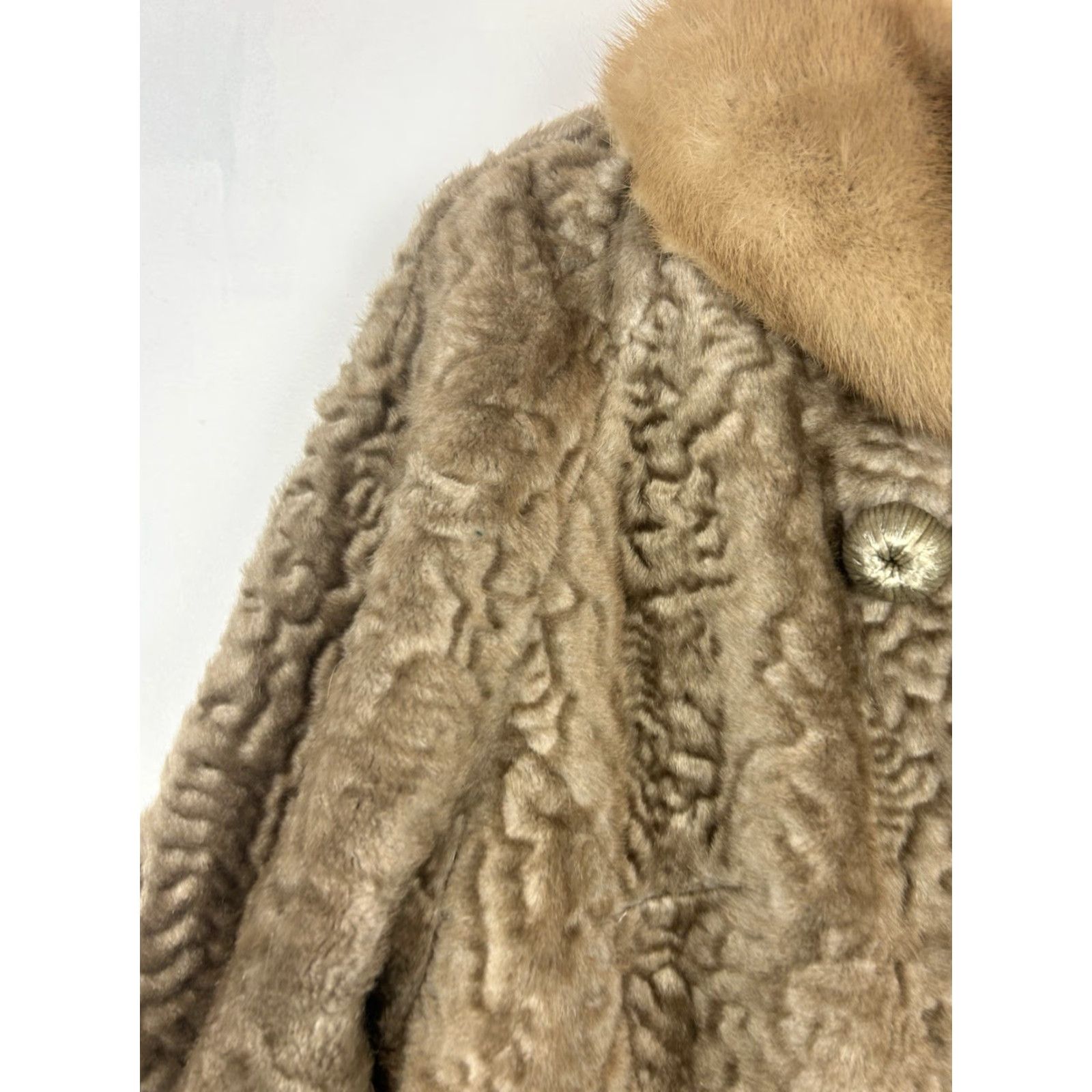 Vintage VINTAGE Bacara Coat Women Faux Fur Beige Mink Collar Cuffs 60s Overcoat Medium Winter Party/Cocktail Formal Satin Lining Button Size M / US 6-8 / IT 42-44 - 2 Thumbnail