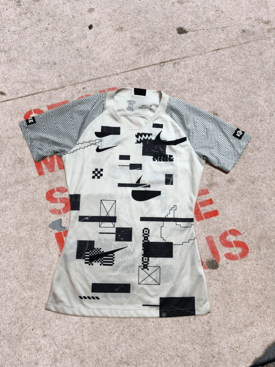 Nike Nike Womens Black History Month SLIM FIT Shirt SPORTWEAR Size XS / US 0-2 / IT 36-38 - 1 Thumbnail