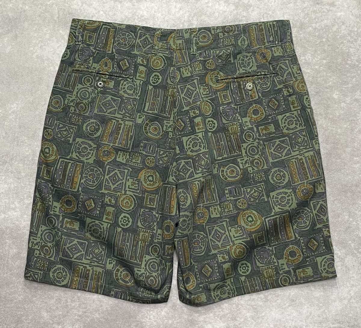 Liz Claiborne 90’s Vintage Claiborne Green Tribal Print Chino Shorts Size US 36 / EU 52 - 2 Thumbnail
