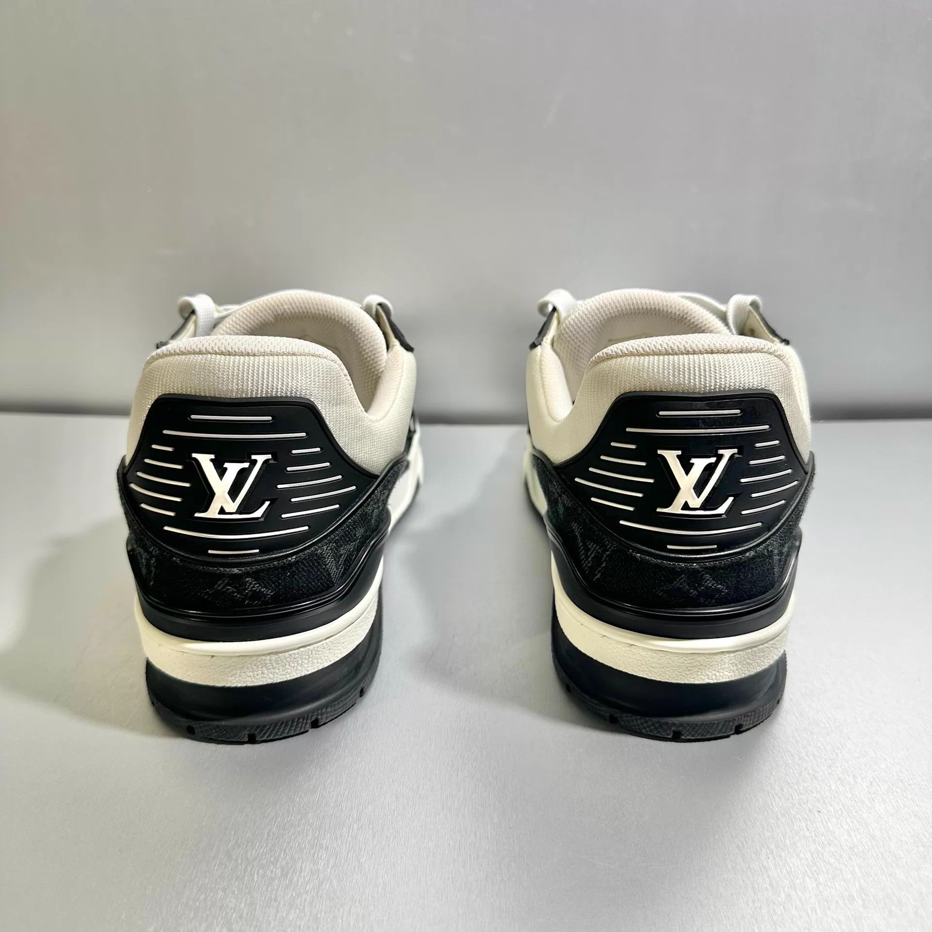 Louis Vuitton LV Trainer Black & White Denim 9/43 Worn once Size US 10 / EU 43 - 4 Thumbnail