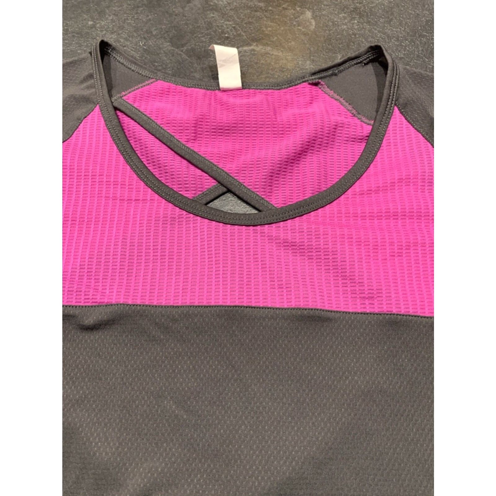 Under Armour VINTAGE Under Armour Gray Purple Women's XL Short Sleeve Workout Heat Gear Shirt Size XL / US 12-14 / IT 48-50 - 6 Thumbnail