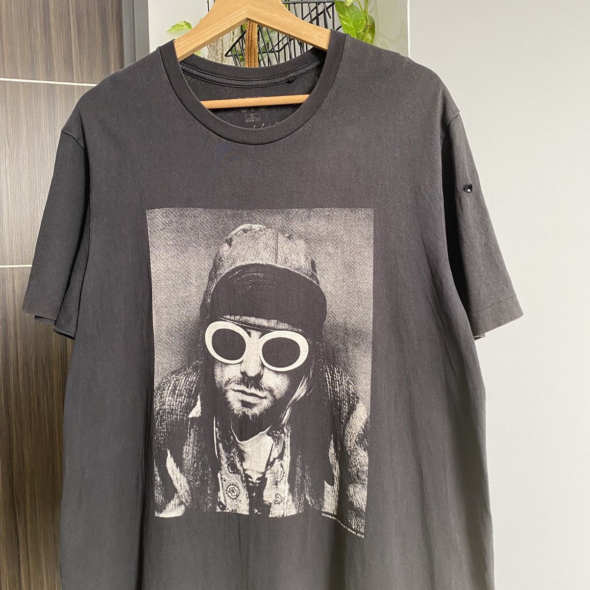 Band Tees Thrashed Faded Kurt Cobain Nirvana Band ERD GRUNGE UT TEE Size US XL / EU 56 / 4 - 2 Thumbnail