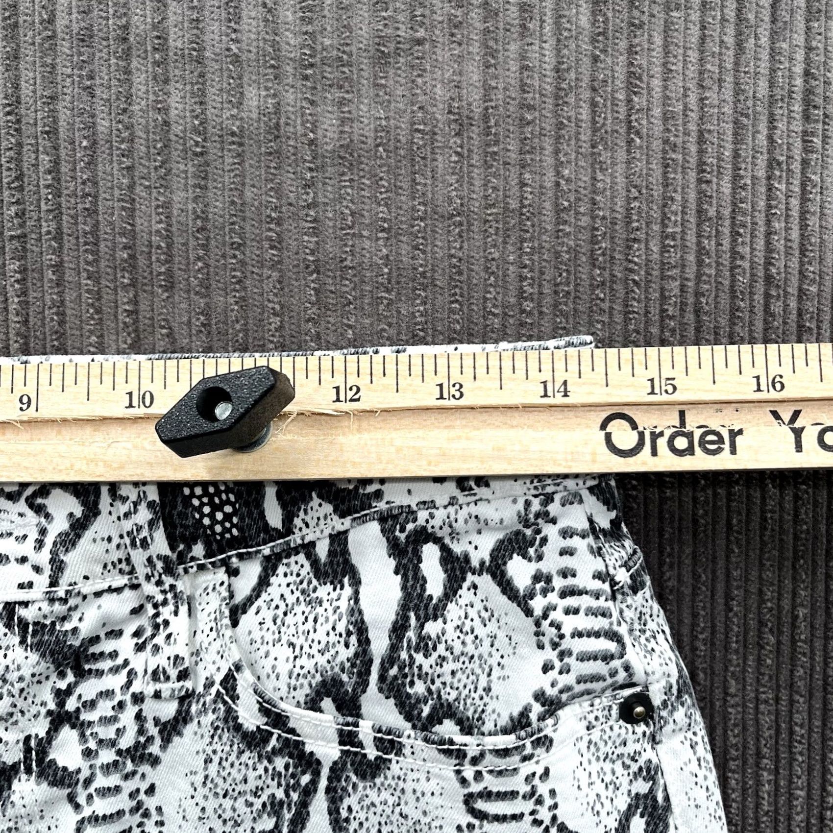 Frame FRAME Skirt Snakeskin Print Black & White Size 27 Cotton Denim Casual Party Womens Small Short Multicolor Spring Summer Fall - Size 27" / US 4 / IT 40 - 4 Thumbnail