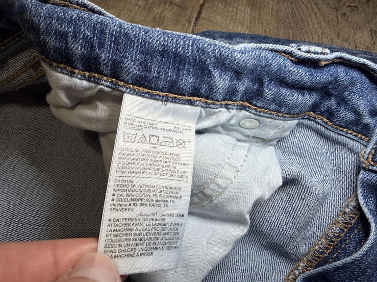 Old Navy Old Navy Mid-Rise Boyfriend Straight Ripped Cut-Off Jeans Size 32" / US 10 / IT 46 - 4 Thumbnail