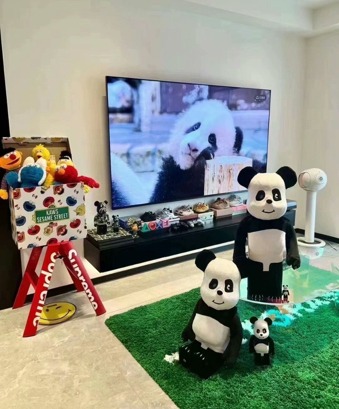 Japanese Brand × Medicom Toy Bearbrick Clot Panda 1000% Size ONE SIZE - 6 Thumbnail