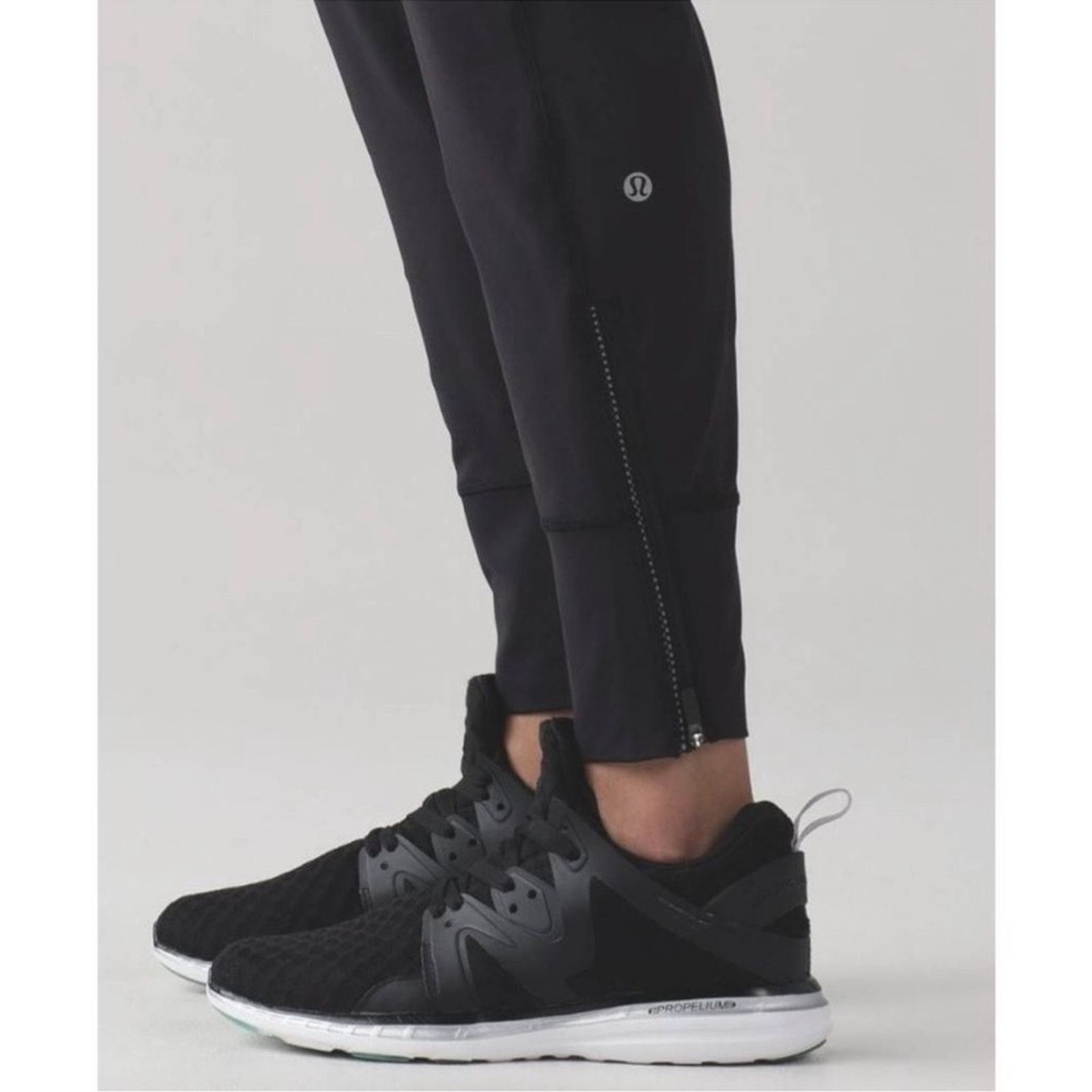 Lululemon Lululemon Fresh Tracks Pant II Black Size 6 Size 28" / US 6 / IT 42 - 6 Thumbnail