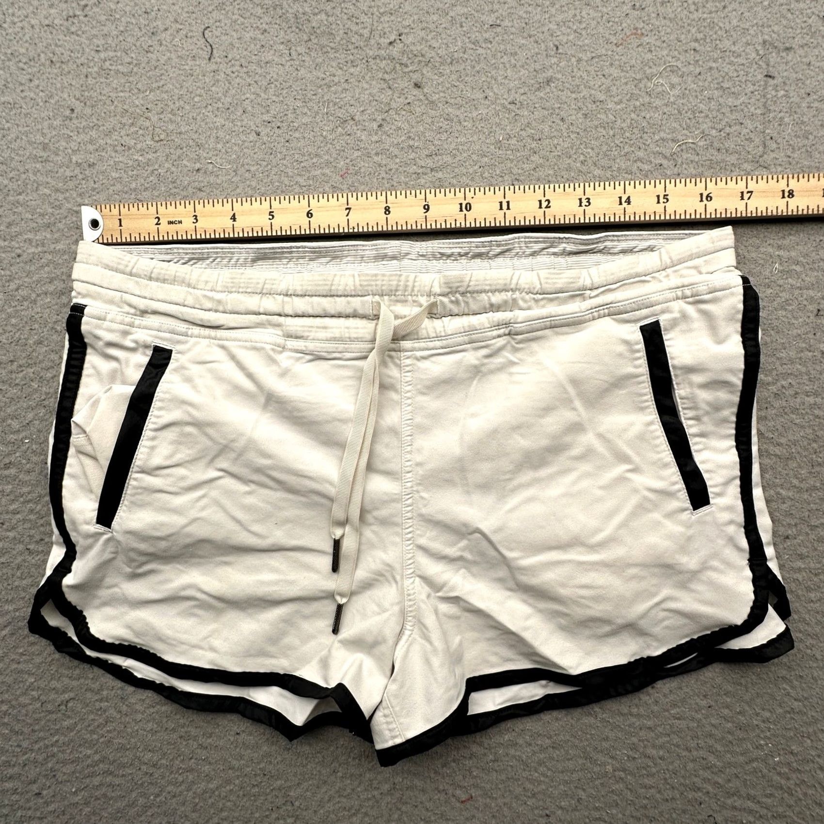 Lululemon Lululemon Varsity Shorts White Black Womens XL L Pocket Drawstring High Rise Size 36" / US 14 / IT 50 - 3 Thumbnail