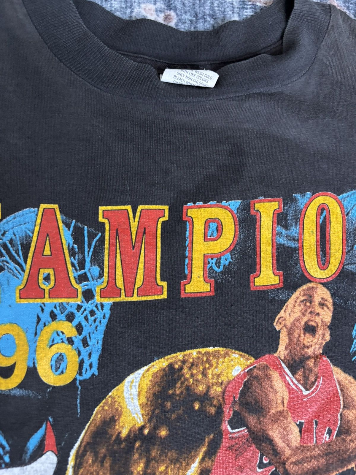 Vintage Vintage Michael Jordan Chicago Bulls Championship Rap Tee Size US XL / EU 56 / 4 - 4 Thumbnail