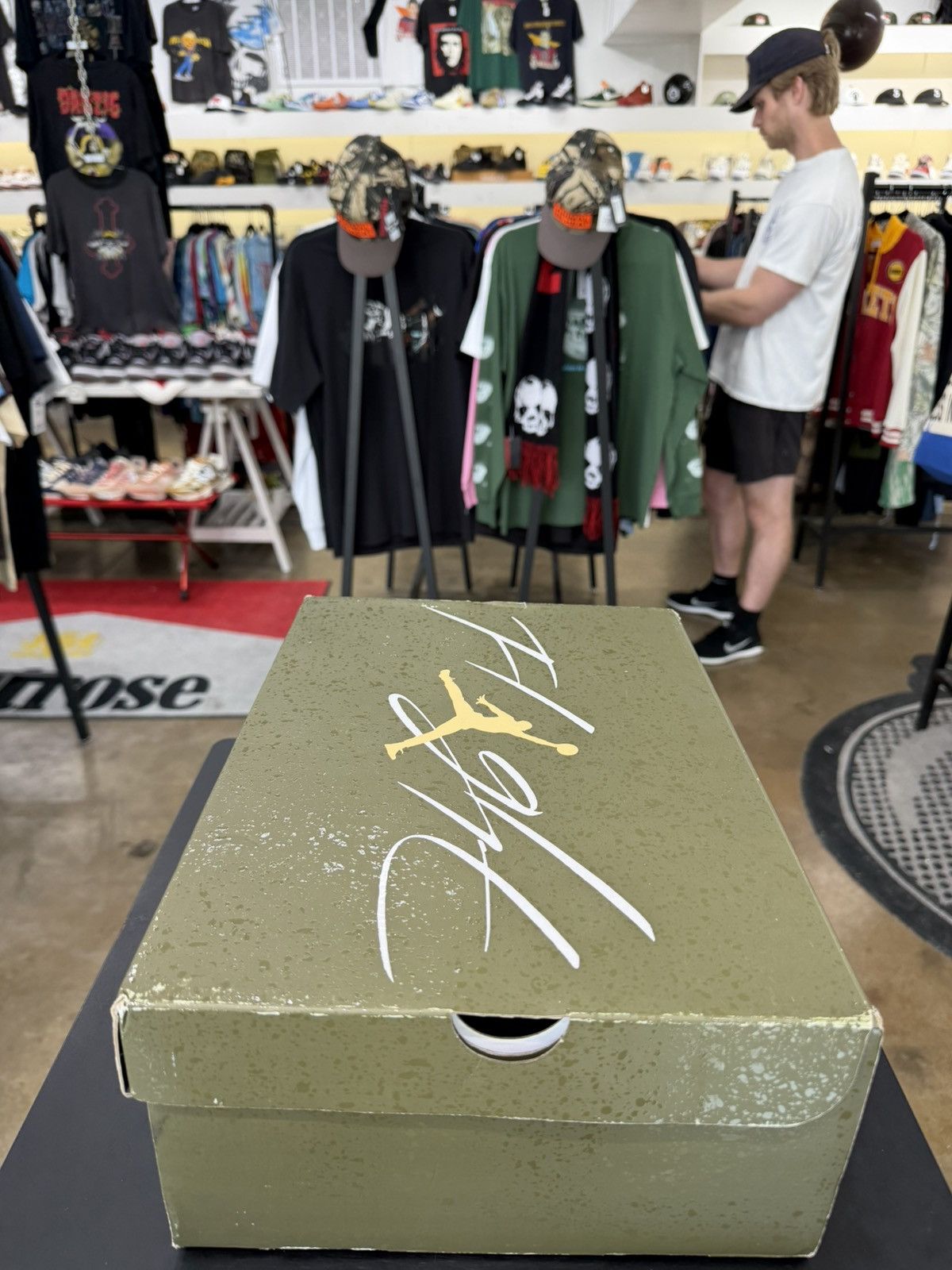 Jordan Brand Air Jordan 4 Craft Medium Olive Size 9.5 (2023) Size US 9.5 / EU 42-43 - 15 Thumbnail