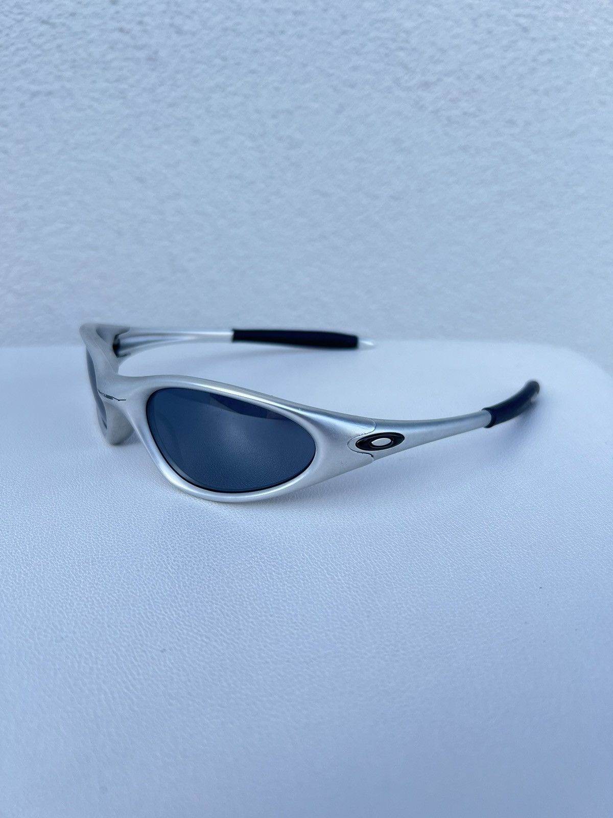 Vintage Oakley Sunglasses Minute 1.0 Matte Silver Wrap