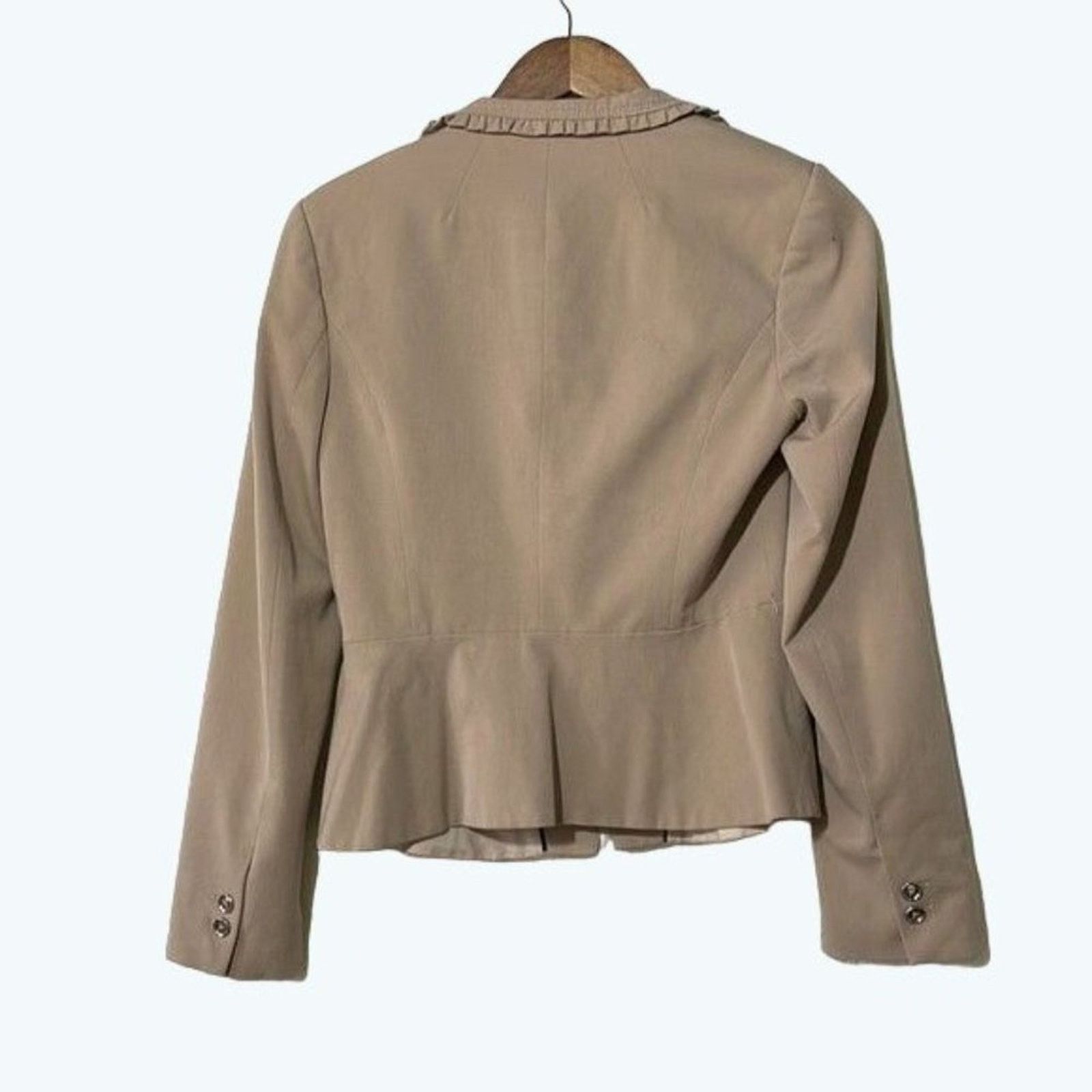 White House Black Market White House Black Market Two Button Blazer Beige 4 Size S / US 4 / IT 40 - 6 Thumbnail