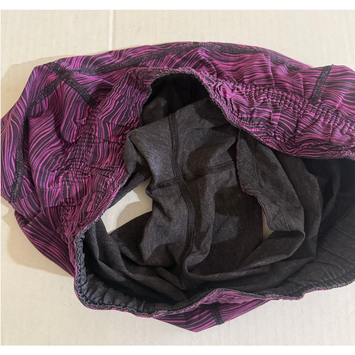 Lululemon Fantastic Lululemon Hotty Hot Reversible Shorts Size 4 Size 27" / US 4 / IT 40 - 9 Thumbnail
