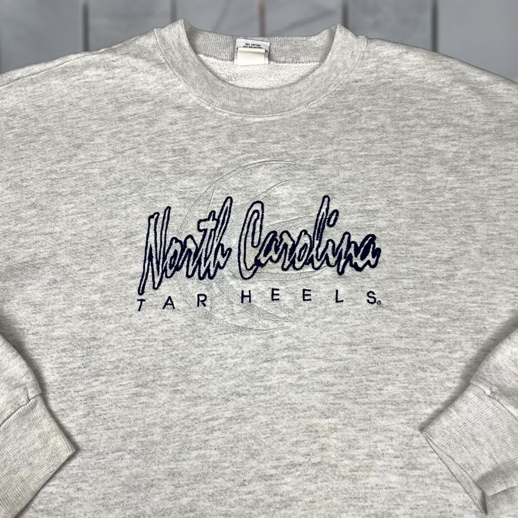 Logo Athletic VINTAGE North Carolina Sweatshirt Unisex Adults L Gray Tarheels Embroidered College Logo Athletic Crew Neck Pullover 90s Sports University USA Hip Hop Size US L / EU 52-54 / 3 - 1 Thumbnail