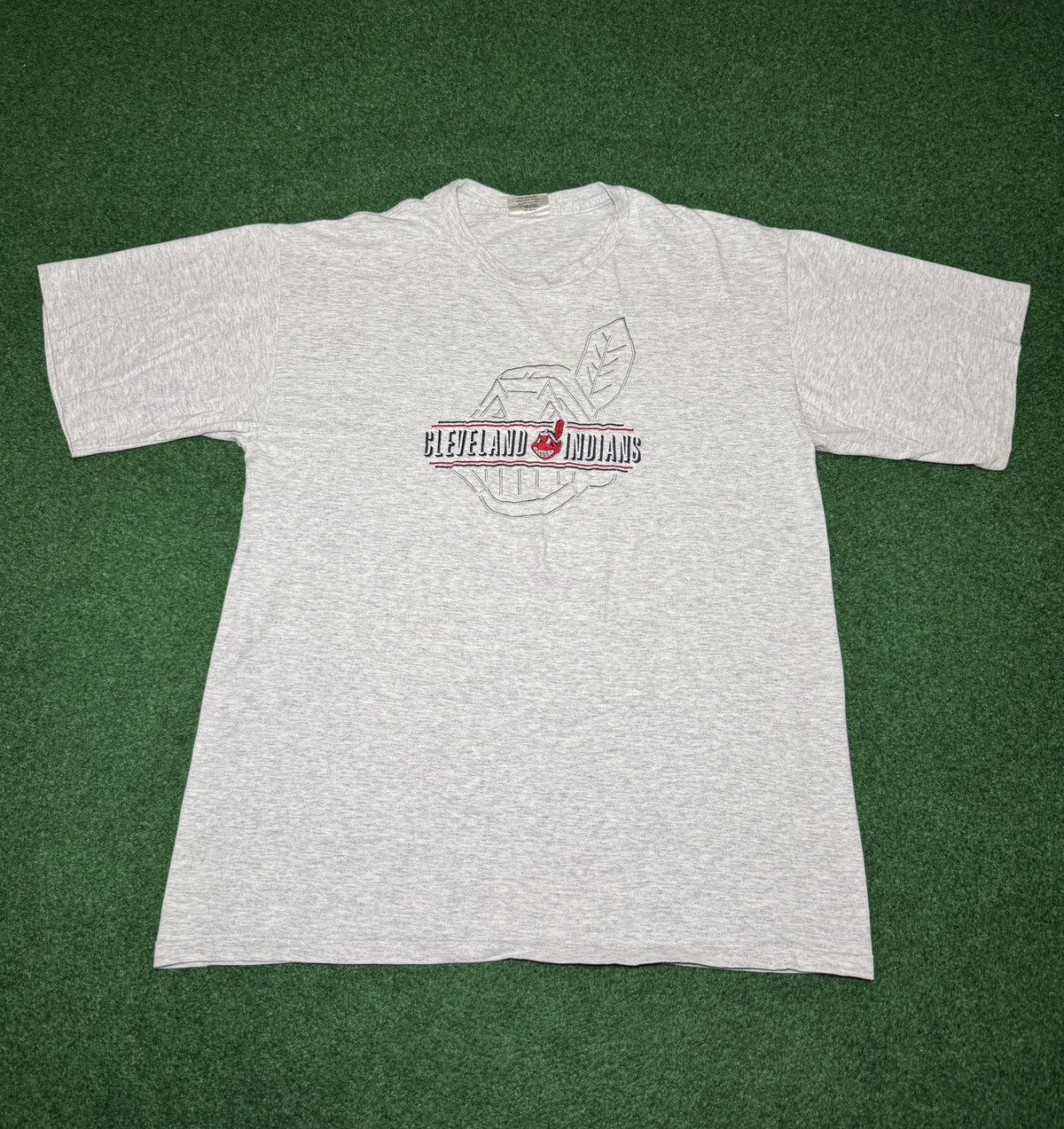 Vintage Vintage 90s Cleveland Indians Embroidered Retro XL T Shirt Size US XL / EU 56 / 4 - 1 Thumbnail