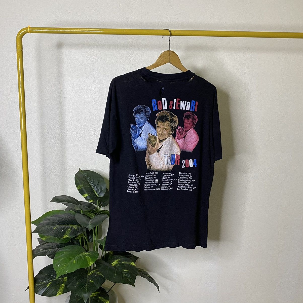 Band Tees × Vintage Vintage 2004 Rod Stewart Tour Distressed Tee Size US L / EU 52-54 / 3 - 5 Thumbnail