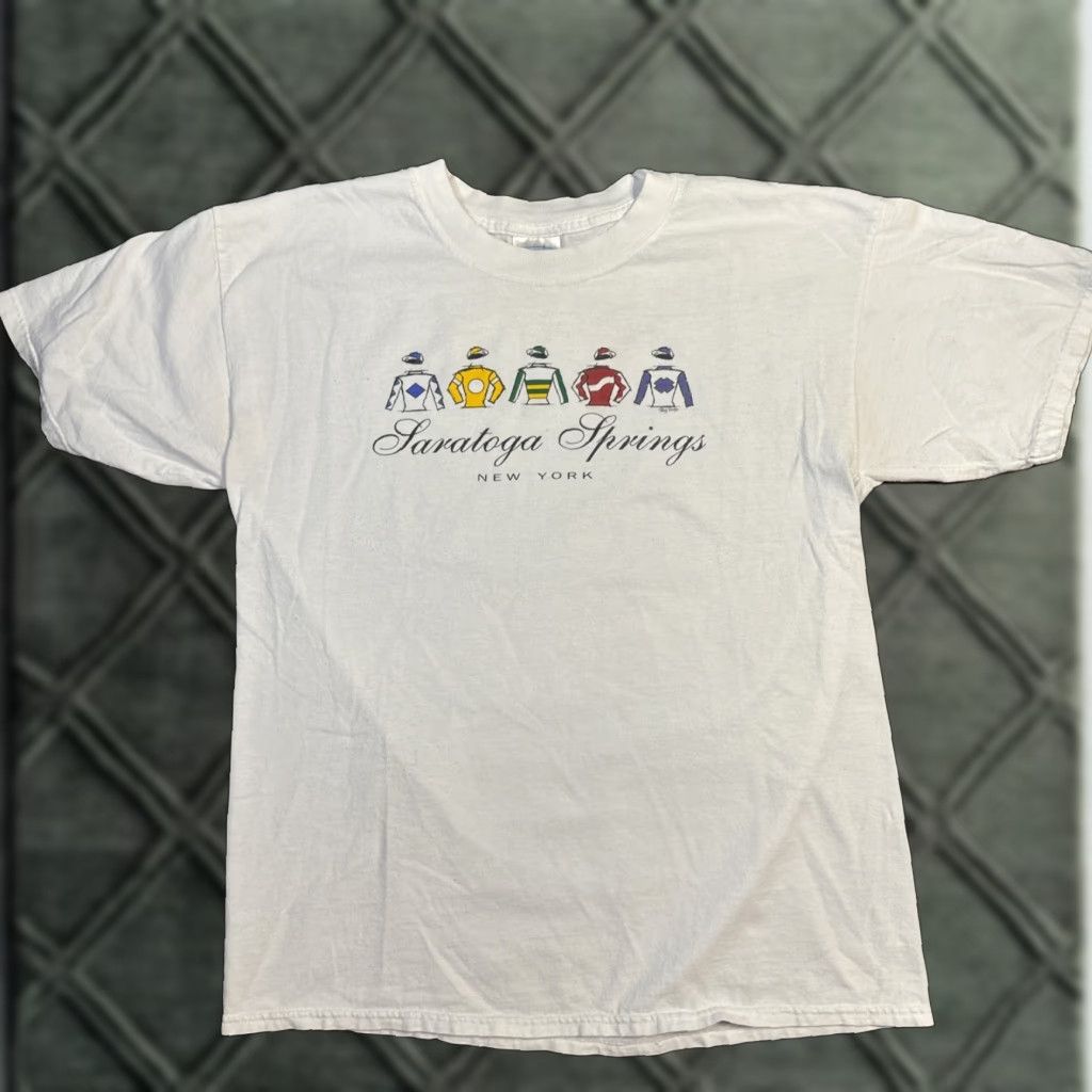 Gildan VINTAGE Saratoga Springs New York Horse Racing White Art Drawing T-Shirt Large Men's White Horse 90s? Size US L / EU 52-54 / 3 - 1 Thumbnail