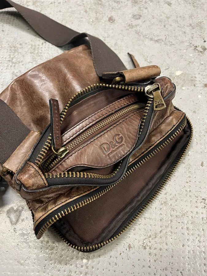 Dolce & Gabbana 2000s Dolce & Gabbana Brown Faded Leather Shoulder Bag Size ONE SIZE - 9 Thumbnail