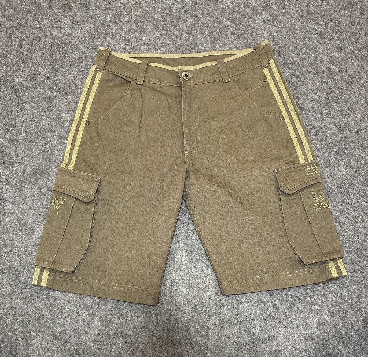 Adidas vintage Adidas cargo shorts with distinctive embroidered bee Size US 33 - 1 Thumbnail