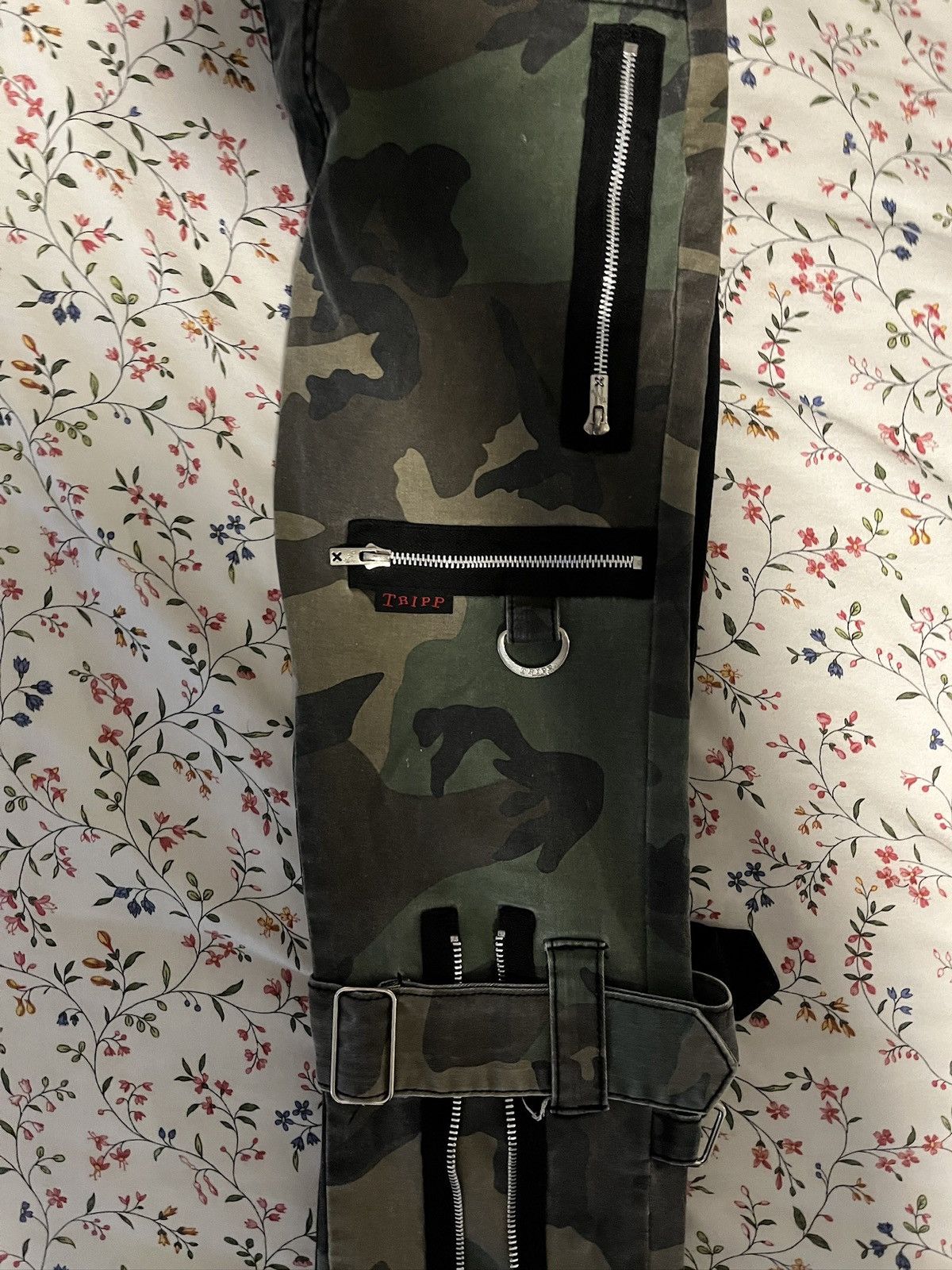 Tripp NYC Tripp Nyc Black & Camo Split Leg Pants Size 28" / US 6 / IT 42 - 4 Thumbnail