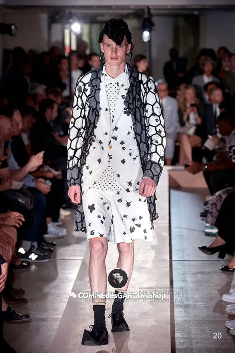Comme des Garcons Comme Des Garcons Anti-war logo printed coat Size US M / EU 48-50 / 2 - 2 Thumbnail